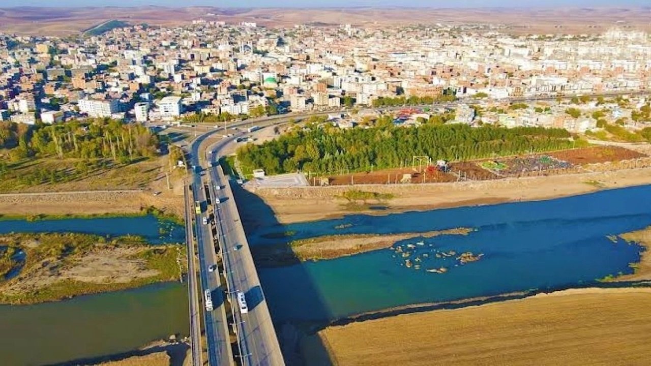 Diyarbakır'da onarılmayan köprüde tehlike sinyalleri