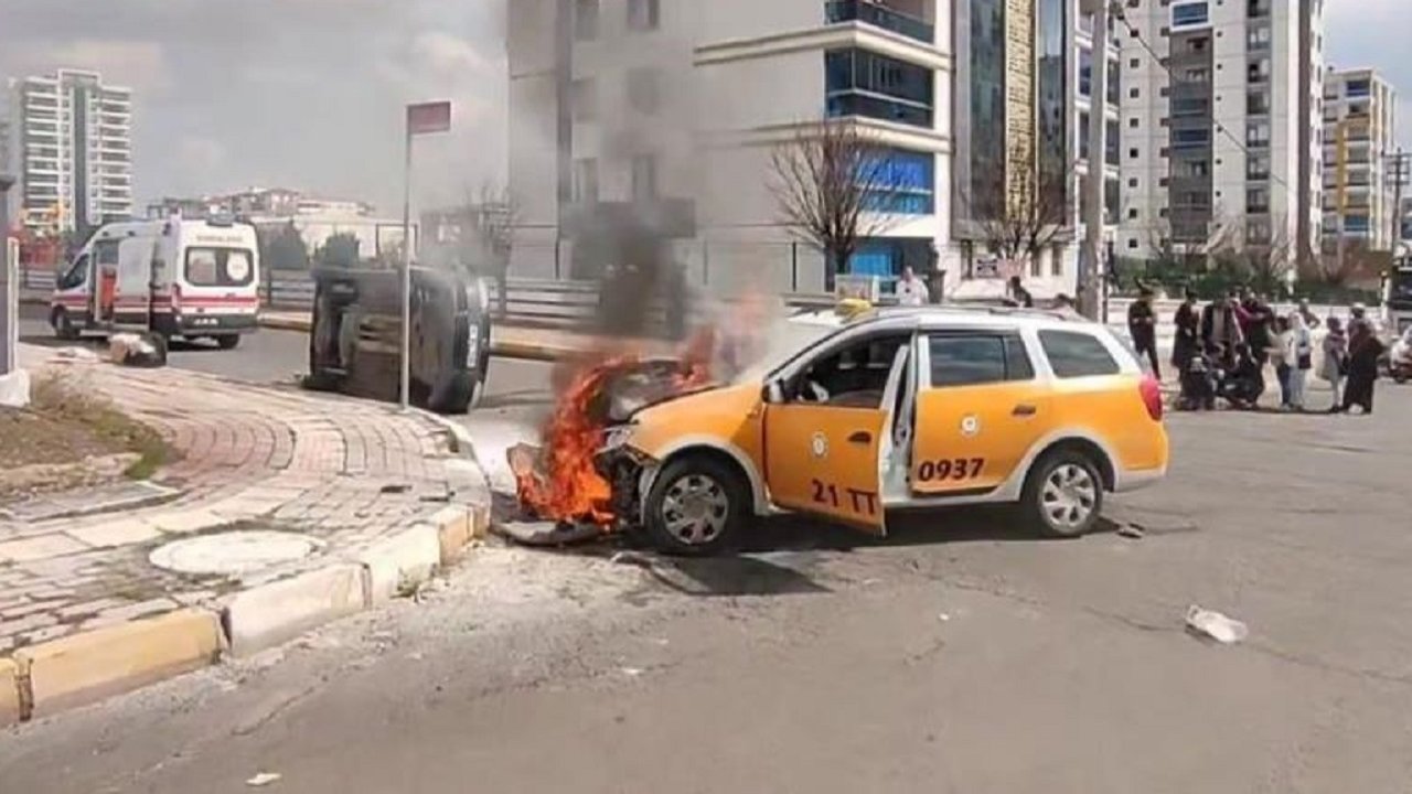 Diyarbakır’da çarpışan iki araçtan biri alev aldı