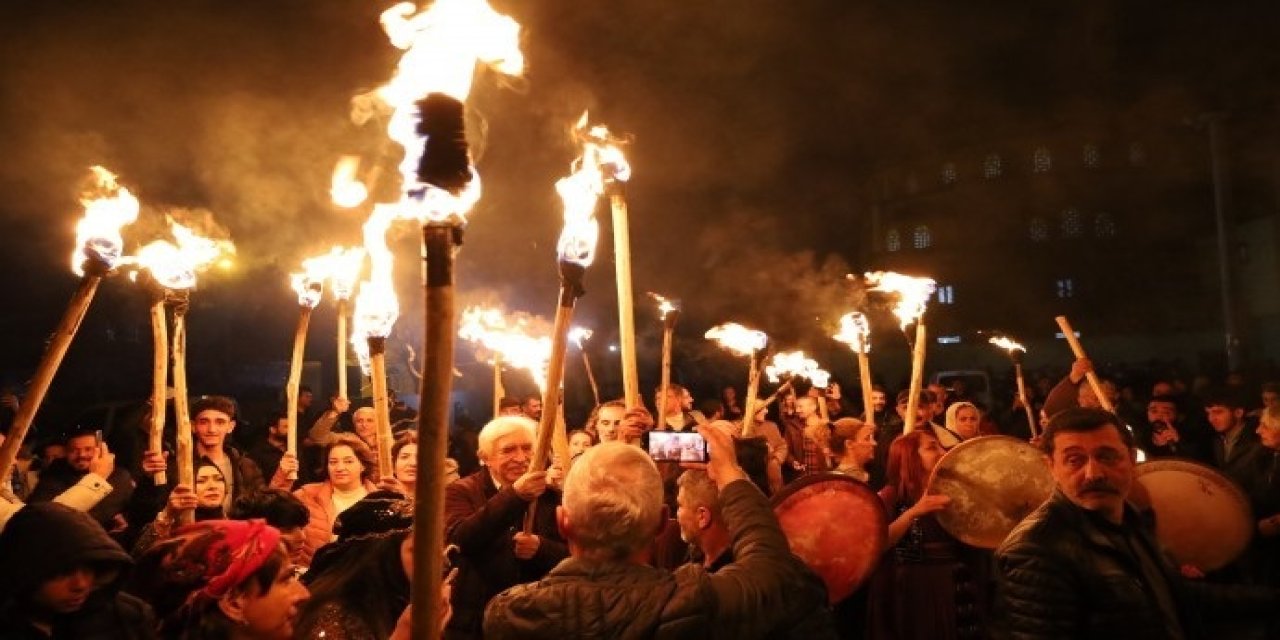 Diyarbakır’da Newroz ateşi yakıldı