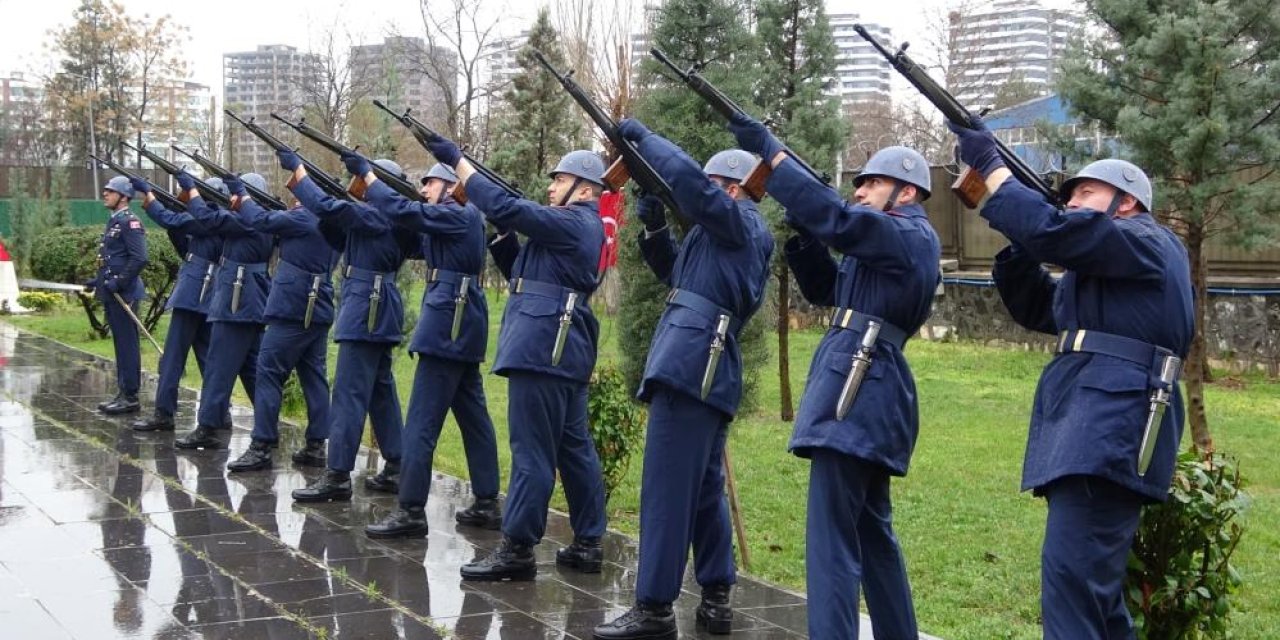 Diyarbakır’da 18 Mart şehitleri tüfek atışıyla anıldı