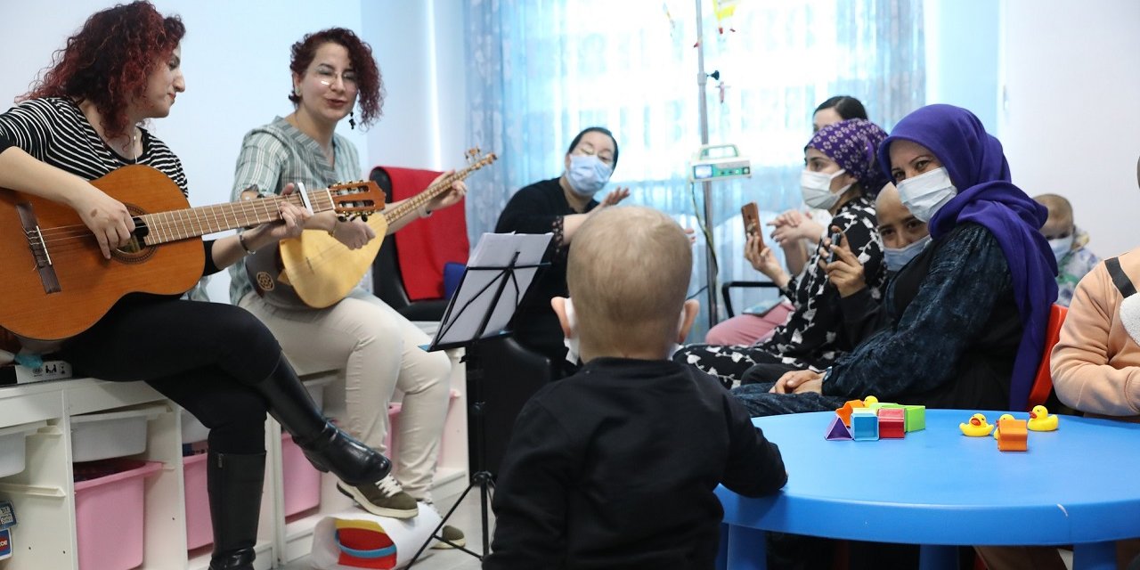 Diyarbakır’da hastalara şarkıyla moral veren hemşire