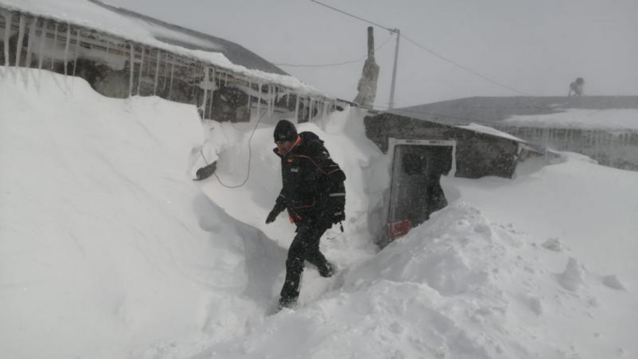 Erzurum ve Kars'ta kar kapanı!