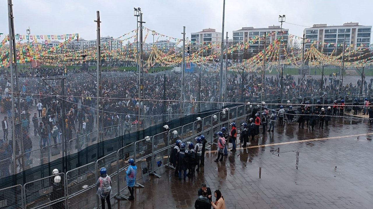 Diyarbakır’da yağmura rağmen Newroz'a akın var