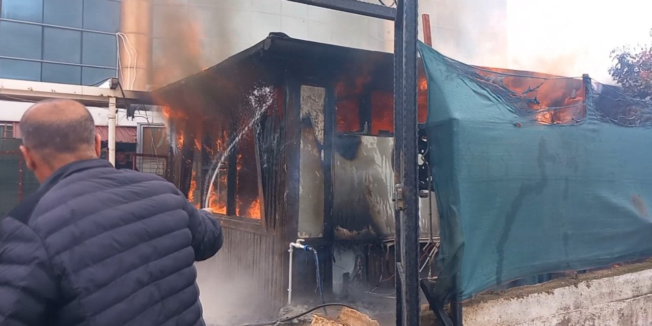 Diyarbakır’da ahşap depoda yangın