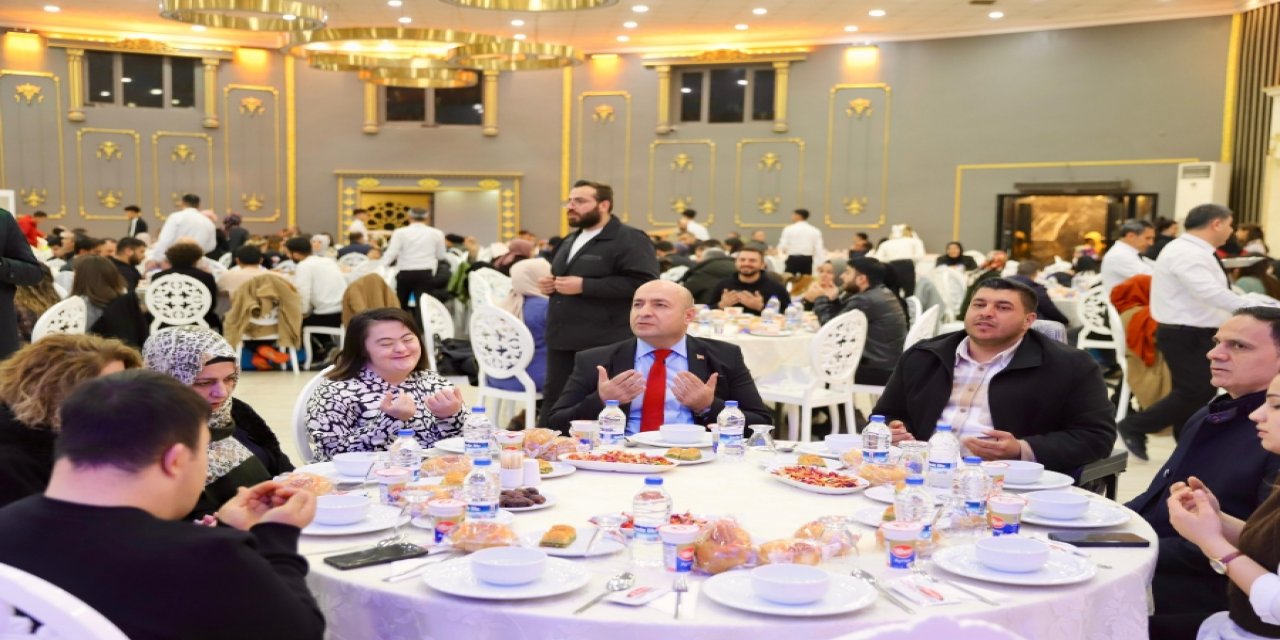 Diyarbakır’da ulu çınarlar ve özel gereksinimli bireyler iftarda buluştu