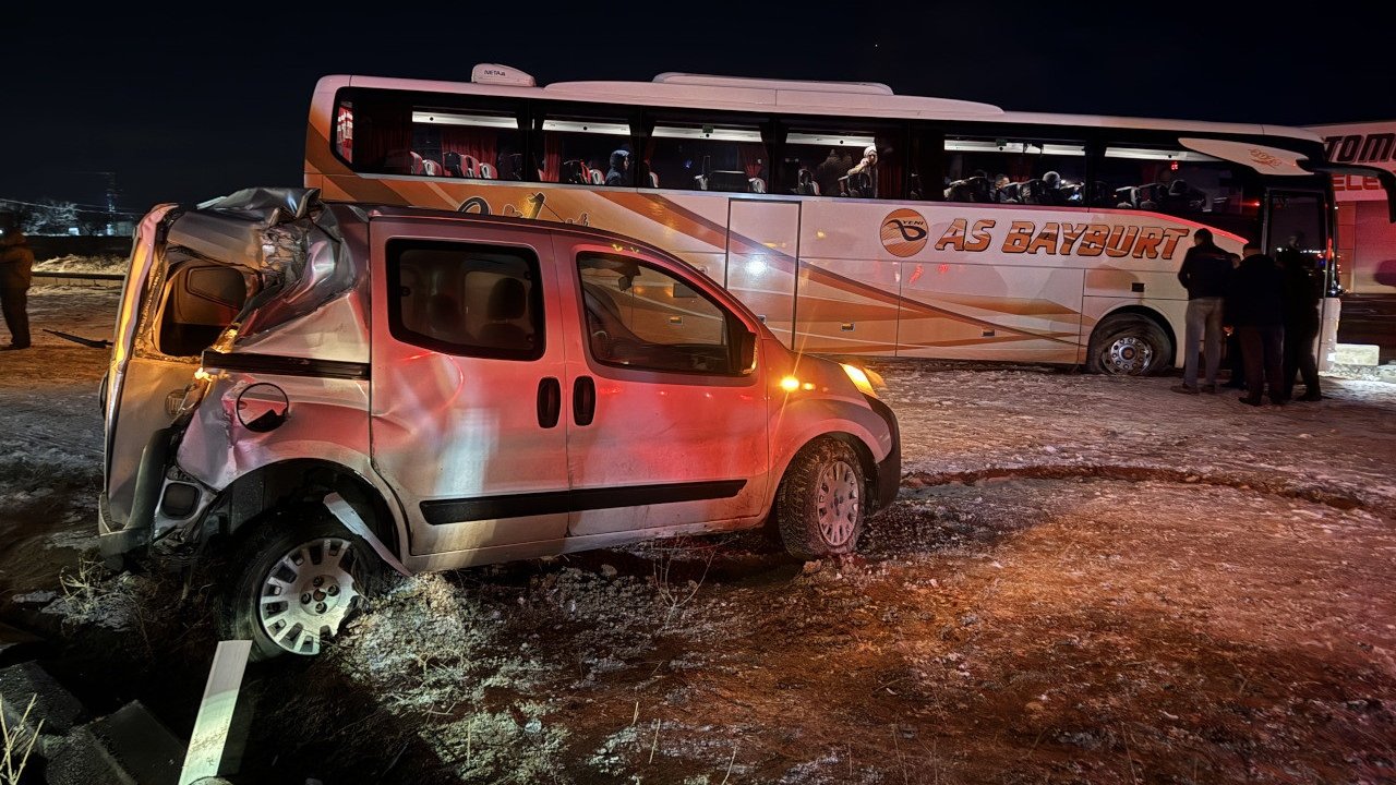 Kaygan yolda 14 araç zincirleme kaza yaptı: Yaralılar var