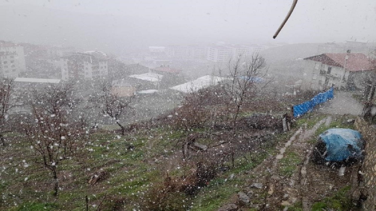 Diyarbakır’da sürpriz kar yağışı etkili oldu