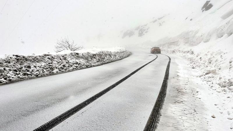 Diyarbakır'a gelen o yol, kar nedeniyle trafiğe kapatıldı