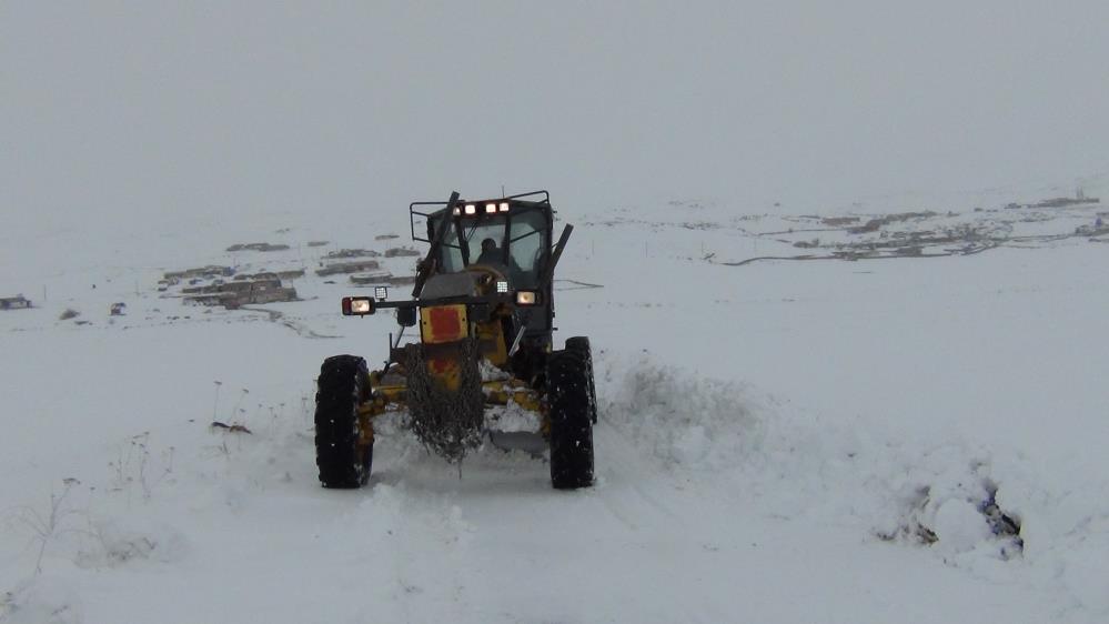 Kar çilesi 47 köy yolunu kapattı