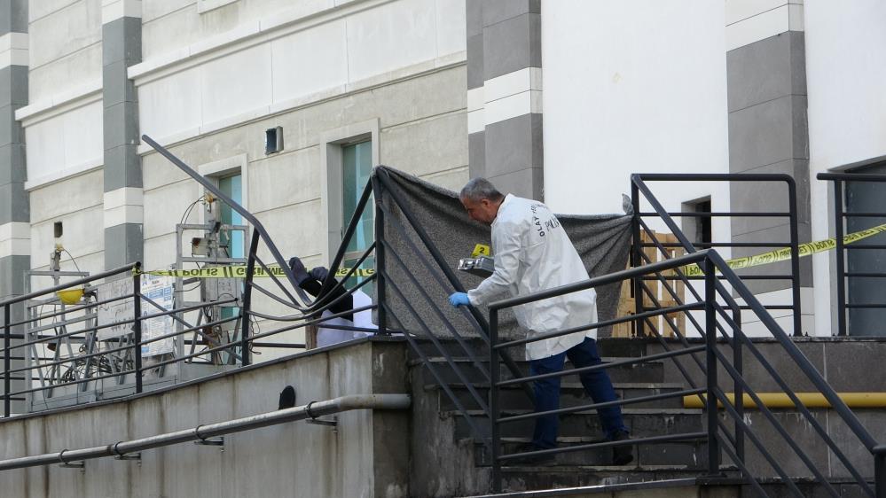Şüpheli kadın ölümü: 17'nci kattan düşen kat can verdi