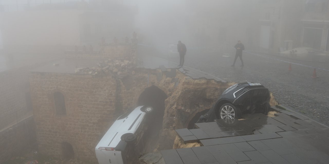 Mardin'de yol çöktü; park halindeki araçlar evin avlusuna düştü