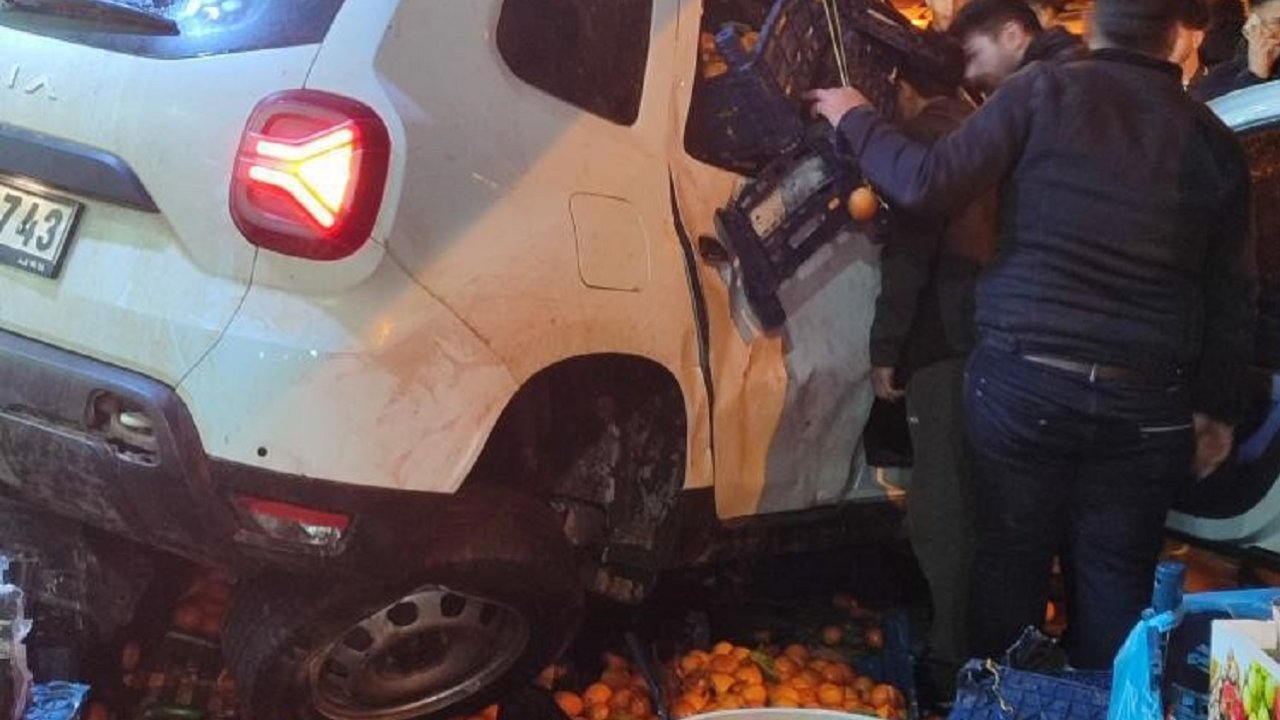 Diyarbakır’da kaza yapan araç manava girdi