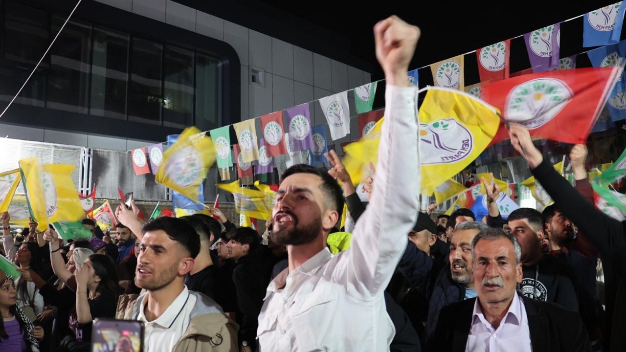 Diyarbakır’da DEM Partililerin coşkulu kutlamaları sürüyor