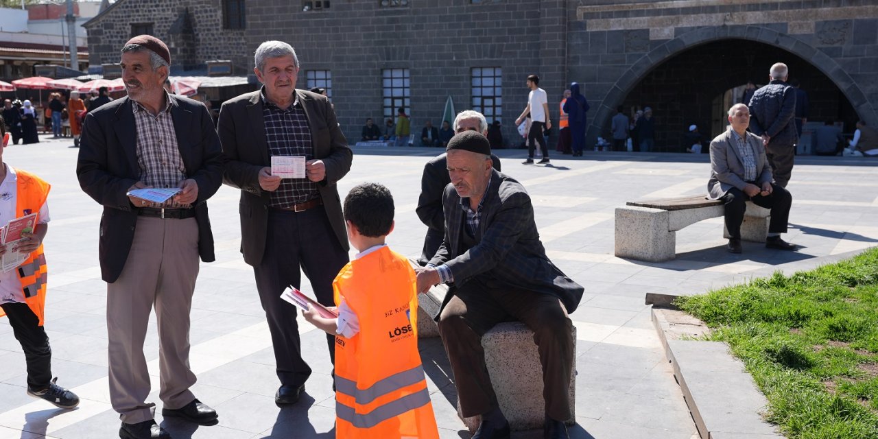 Diyarbakır'da "Bağışlarınızla çocuklarımızın hayatını kurtarıyoruz" etkinliği