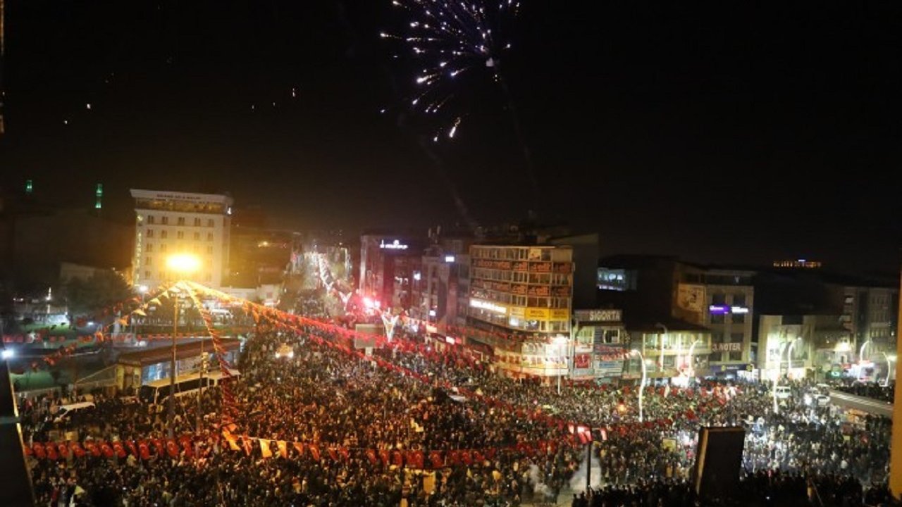 Van’da caddelere sığmayan kutlamalar havadan görüntülendi
