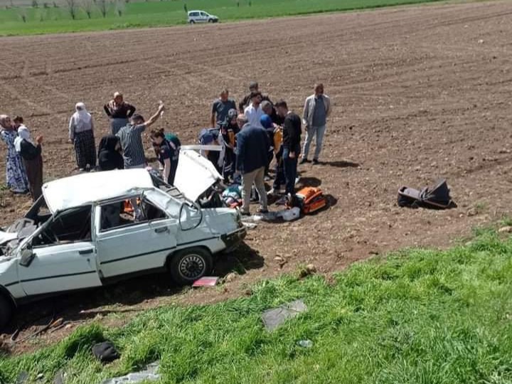 Diyarbakır'da 9 kişinin bindiği otomobil takla attı
