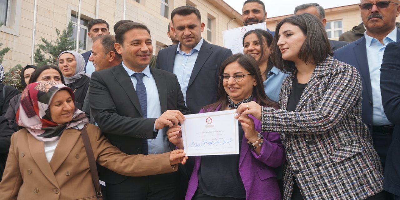 Siirt Belediye Başkanı Sofya Alağaş, mazbatasını aldı