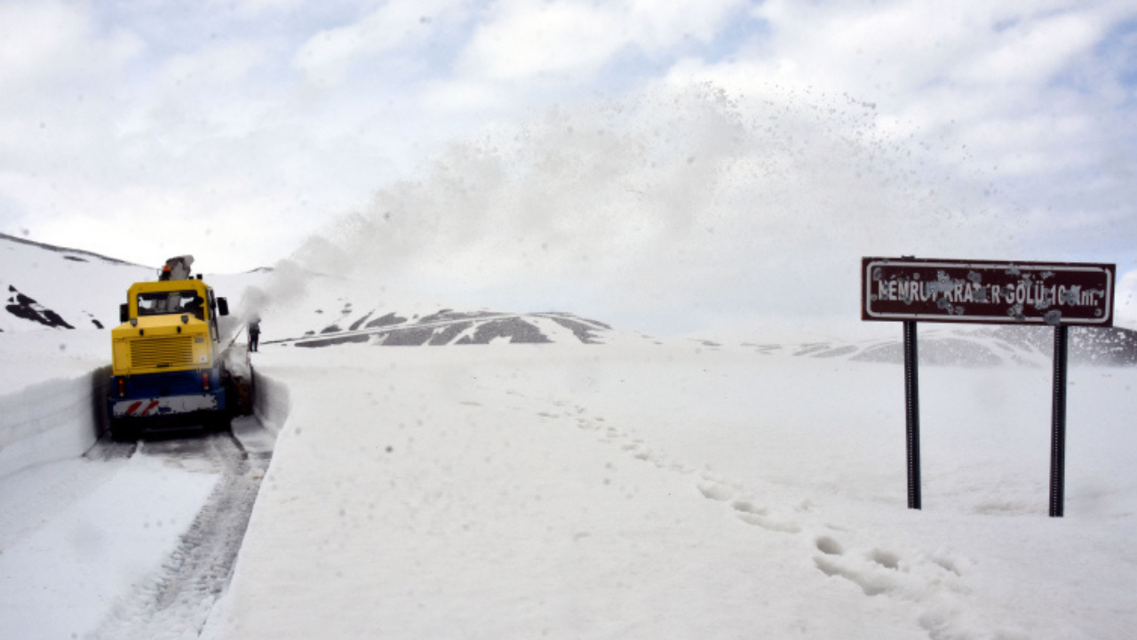 Nemrut'ta 6 metre karla mücadele