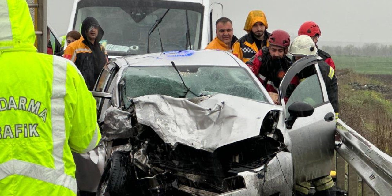 Diyarbakır-Elazığ yolunda otomobil ile minibüs çarpıştı; ölü ve yaralılar var