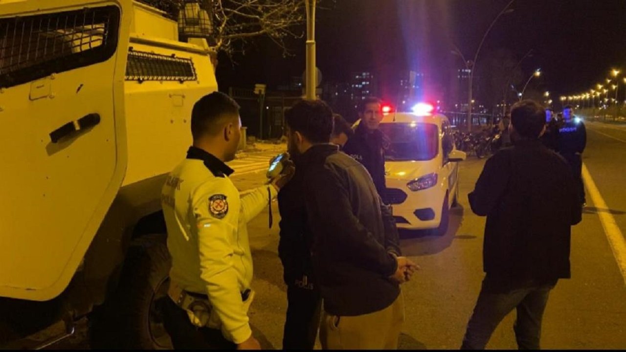 Diyarbakır'da otomobil motosiklete çarptı: 2 yaralı