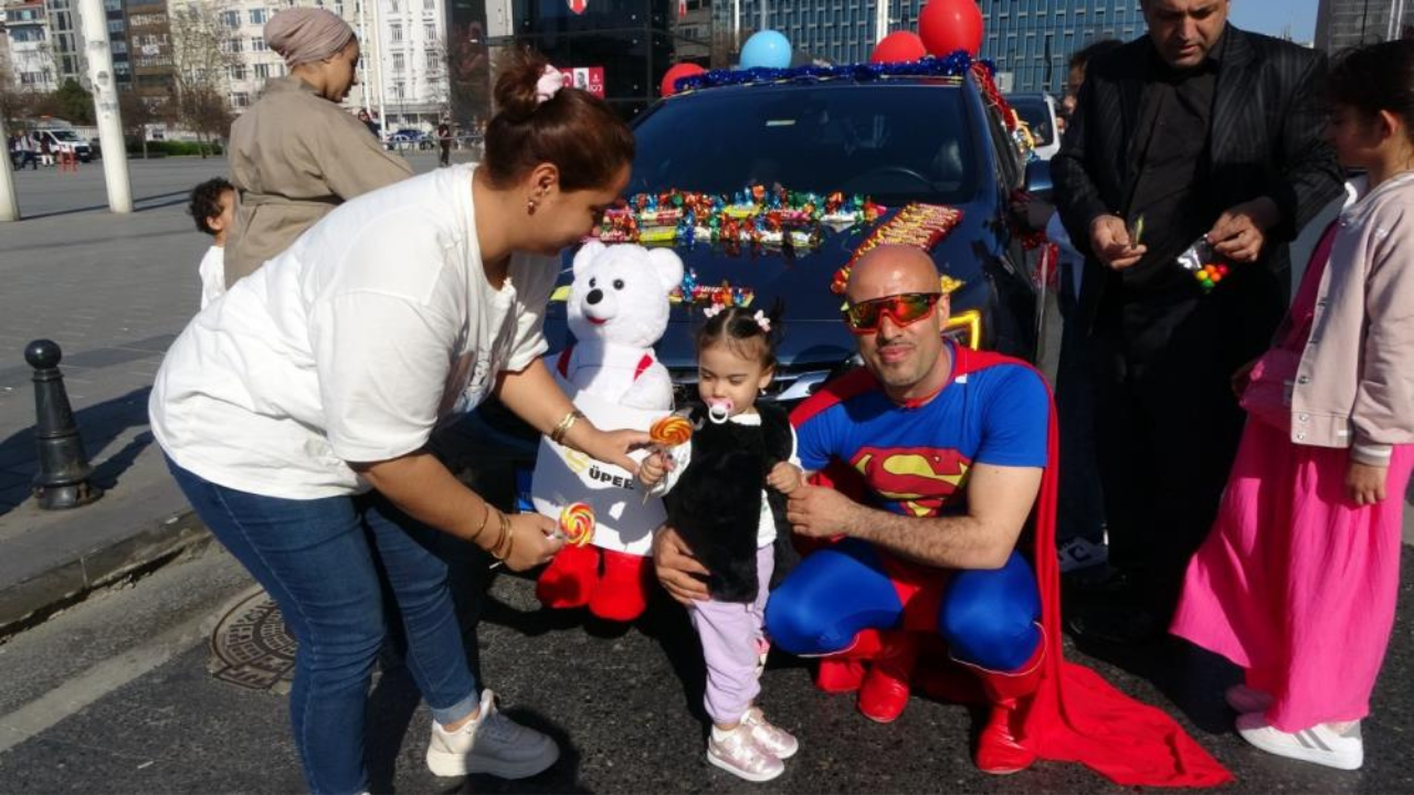 Süpermen çocuklara şeker yağdırdı!