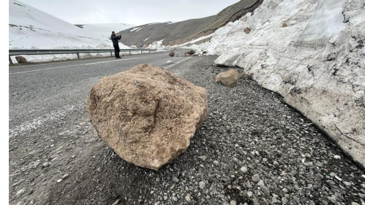 Ardahan-Ardanuç kara yoluna kaya parçaları düştü
