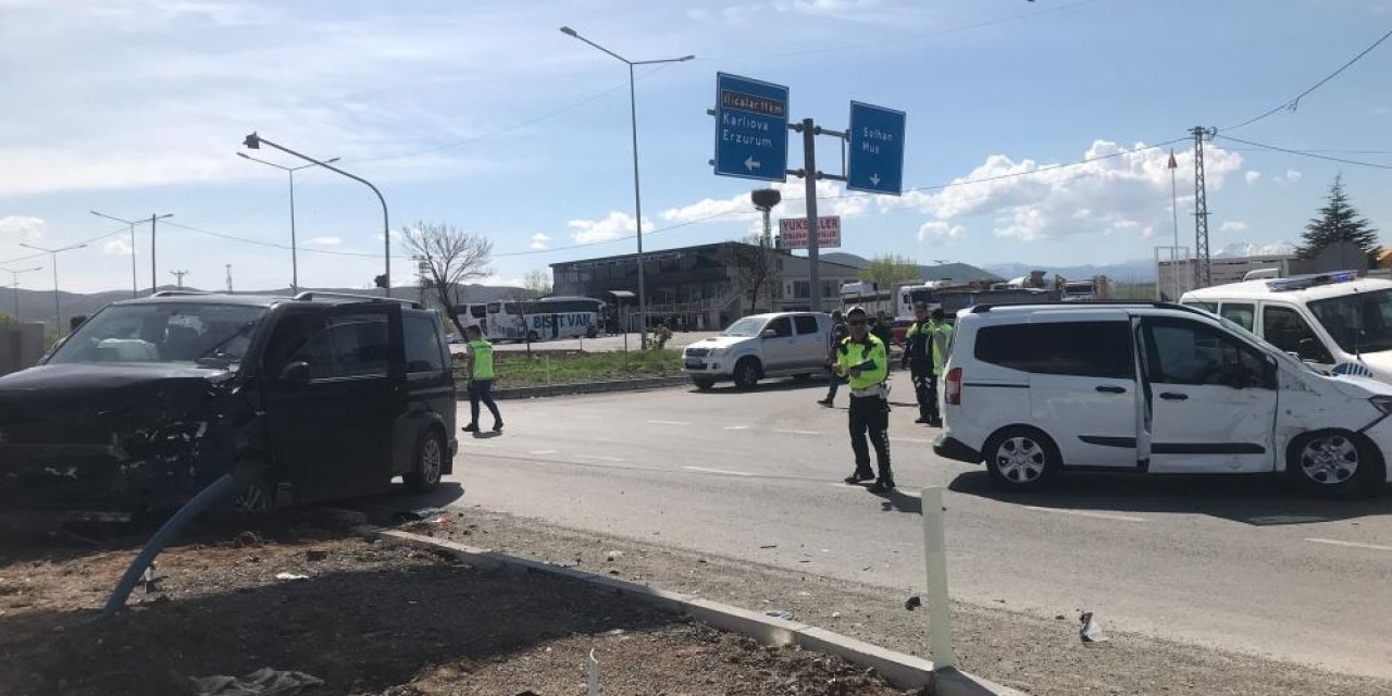 Minibüs ve hafif ticari araç çarpıştı: 15 yaralı