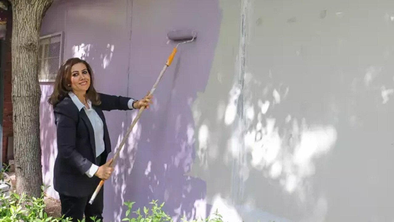 Diyarbakırlı kadın muhtar ilk olarak muhtarlık ofisini boyadı