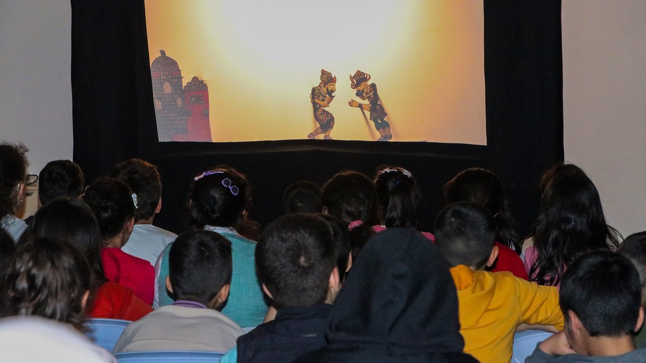 Diyarbakırlı çocuklara "Hacivat ve Karagöz" gösterisi sunuldu