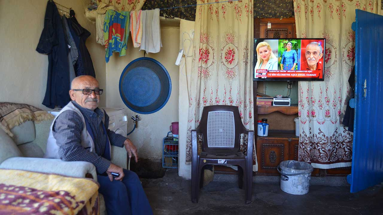 Yaşlı adam 12 yıldır köyde tek başına yaşıyor