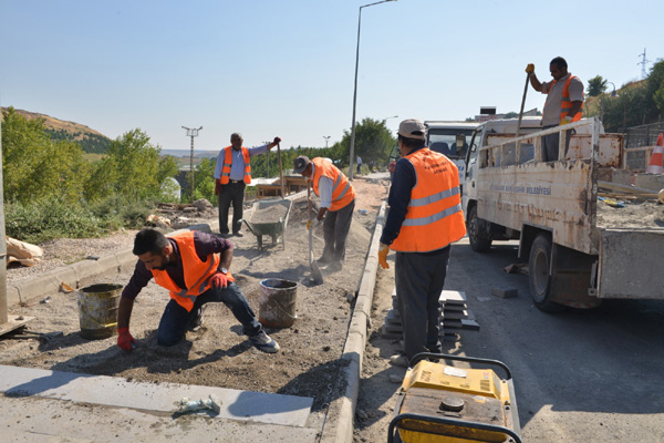 Bozuk ve yarım kalan kaldırımlar onarılıyor