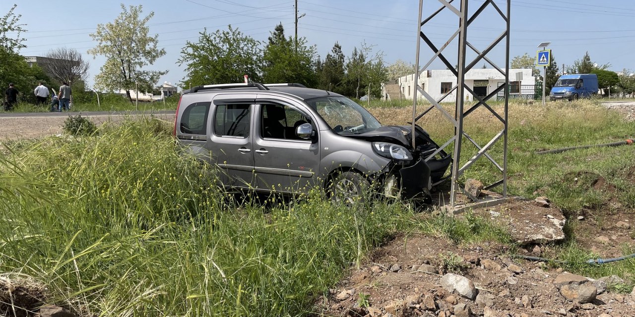 Diyarbakır'da hafif ticari araç elektrik direğine çarptı: 3 yaralı