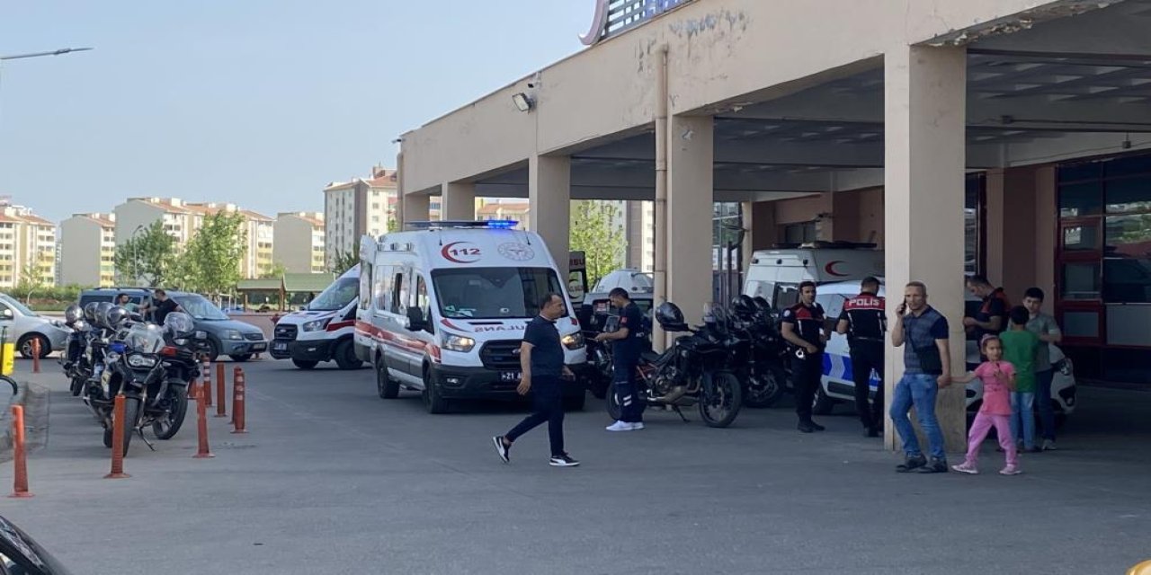 Diyarbakır’da hastane önünde bıçaklı kavga; yaralılar var