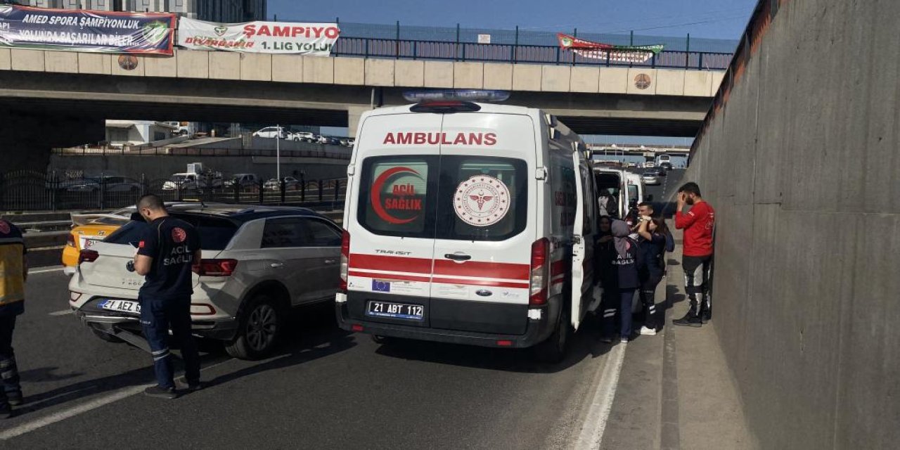 Diyarbakır’da minibüs ile otomobil çarpıştı; çok sayıda yaralı var
