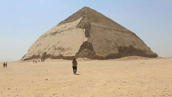 'Bükülmüş' piramit halka açıldı