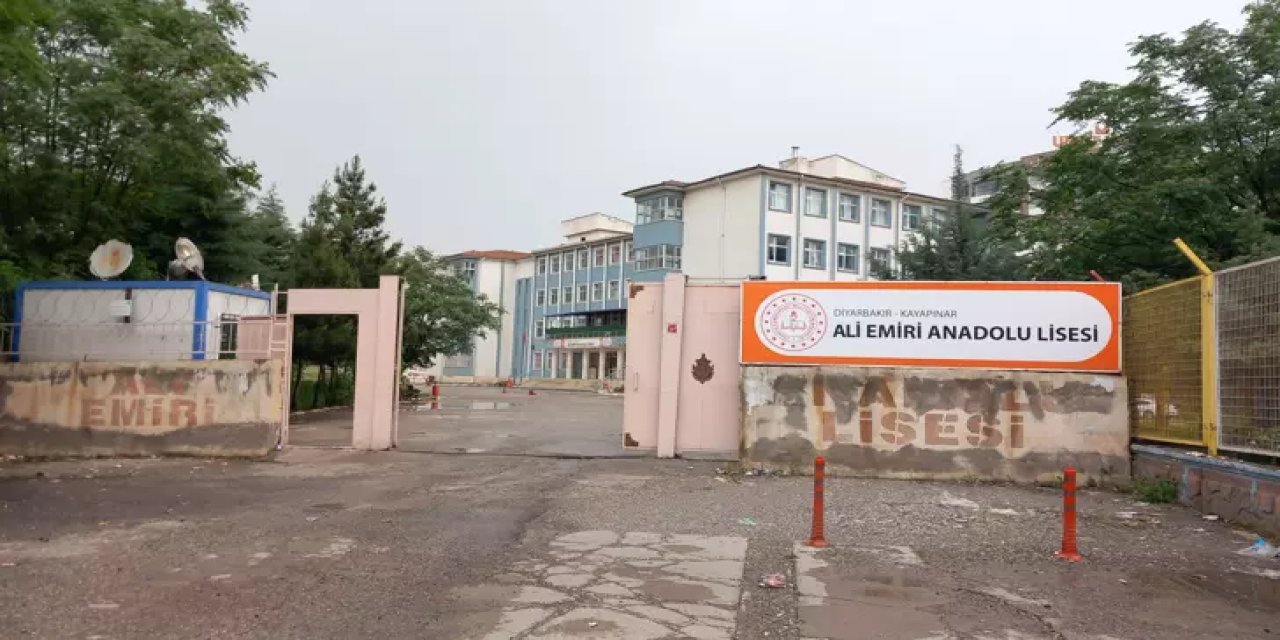 Diyarbakır'da öğrencinin bıçaklı saldırısına uğrayan okul müdürü yaralandı