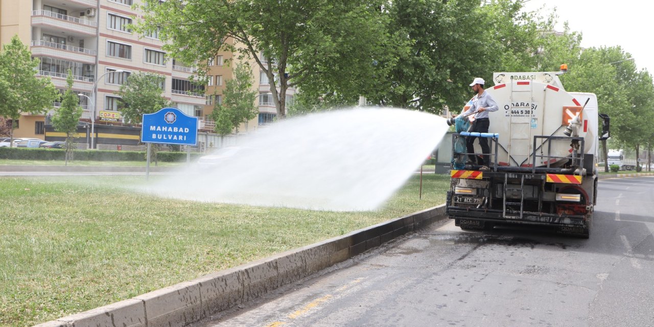 Diyarbakır’da yeşil alanlarda sulama çalışmaları başladı