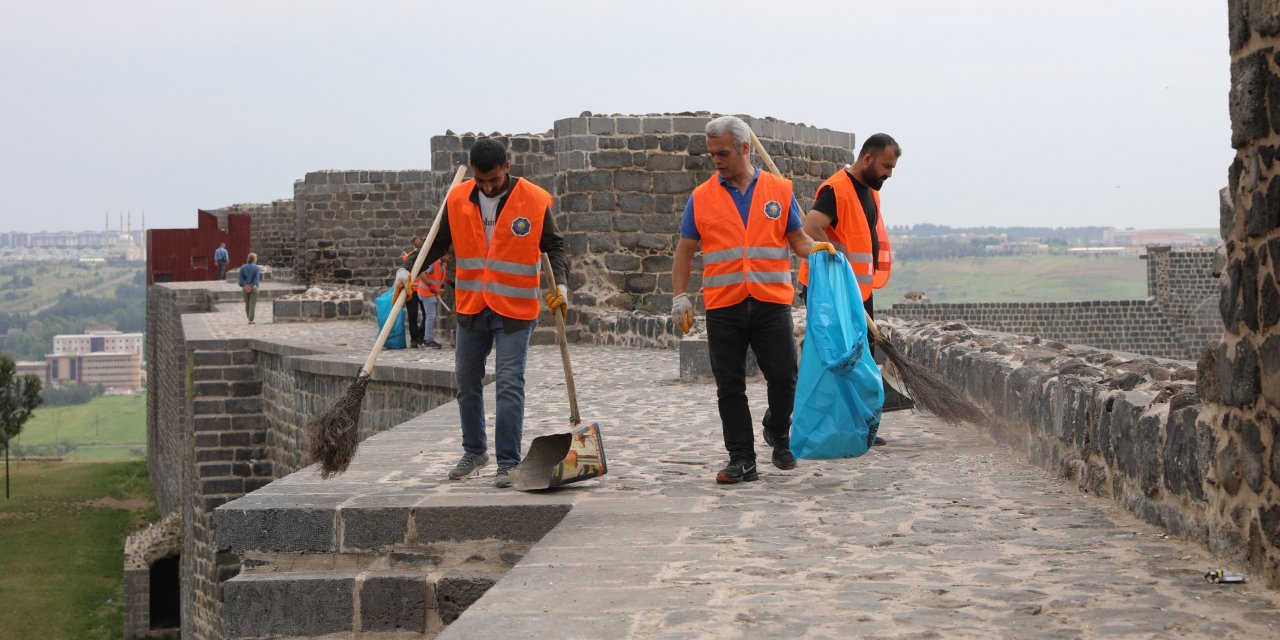 Diyarbakır’ın tarihi mekanlarda temizlik çalışması yapıldı