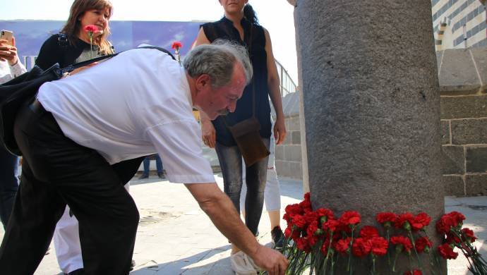 Elçi anısına Dört Ayaklı Minare'ye karanfil bırakıldı