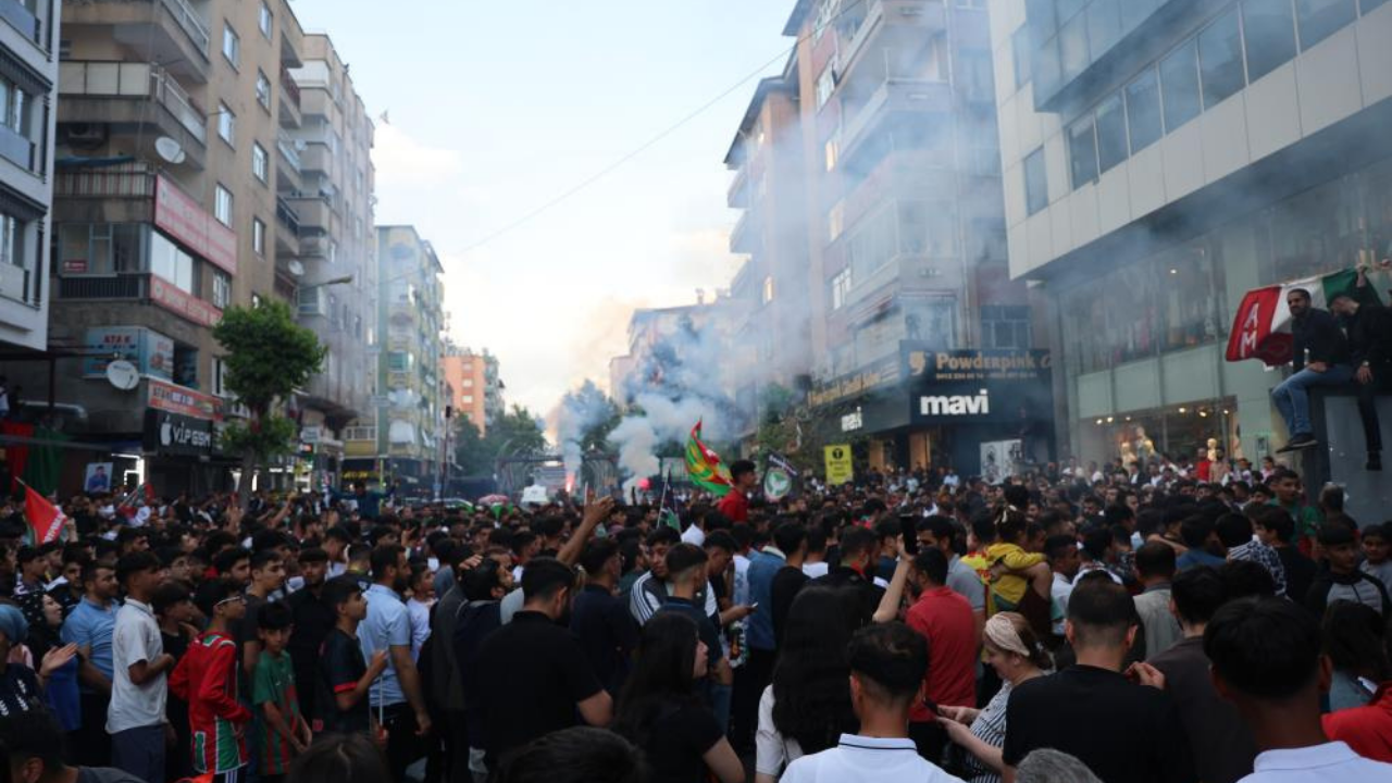 Diyarbakır’da şampiyonluk kutlamalarında havaya ateş açan şahıs gözaltına alındı