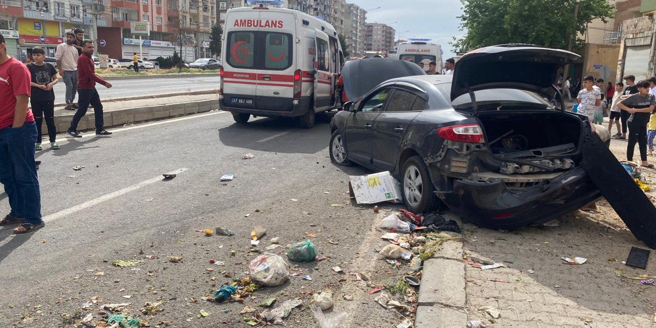 Mardin'de otomobilin çöp konteynerine çarpması sonucu 4 kişi yaralandı