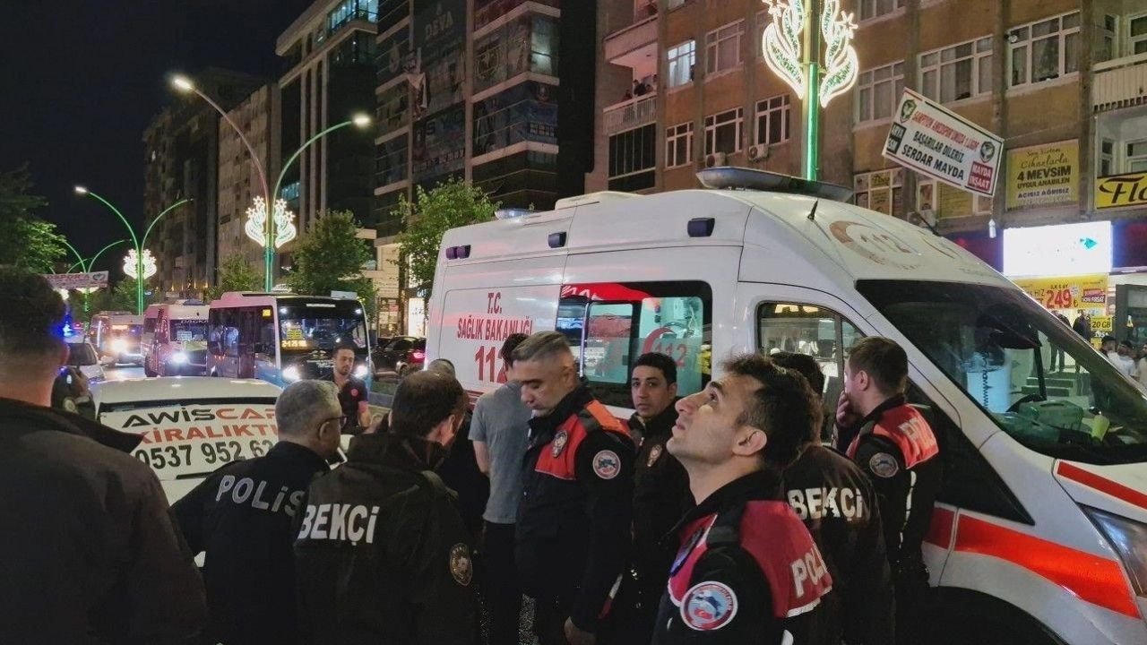 Diyarbakır’da husumetli iki grup caddede karşılaştı