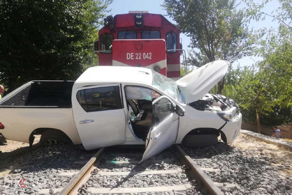 VİDEO HABER - Tren pikaba çarptı: Biri ağır 2 yaralı