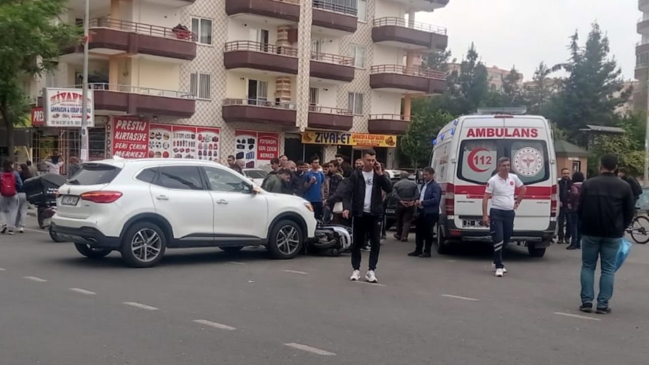 Akıl almaz kaza: Diyarbakır’da motosiklet aracın altına girdi