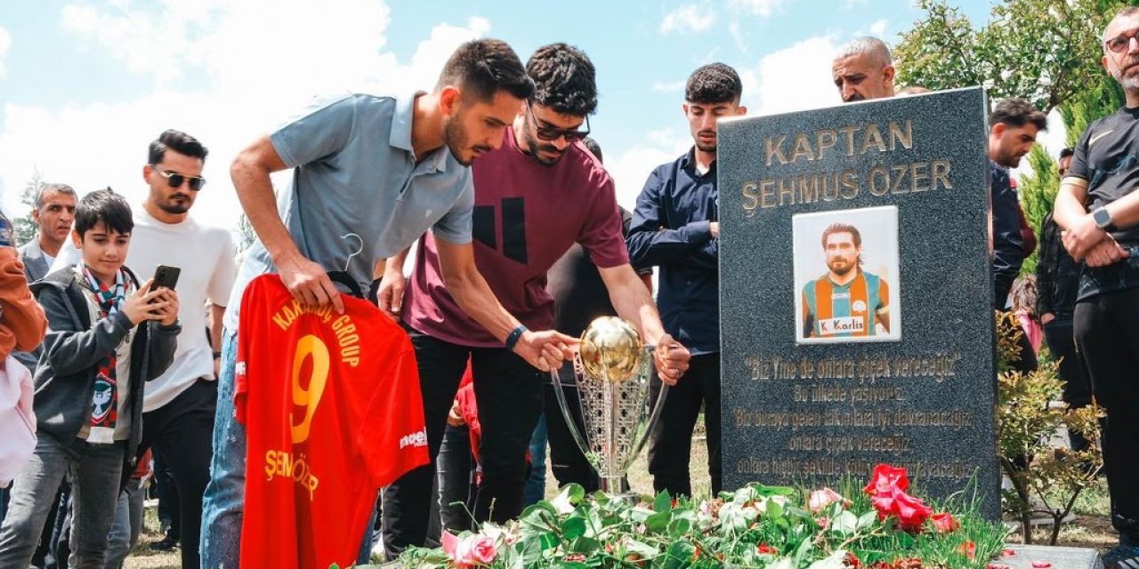 Amedspor’un şampiyonluk kupası Şehmus Özer’in kabrine getirildi