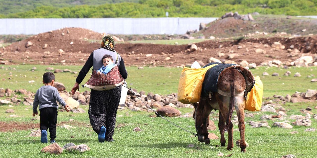 Göçer annelerin ömrü yolda ve çadırda geçiyor