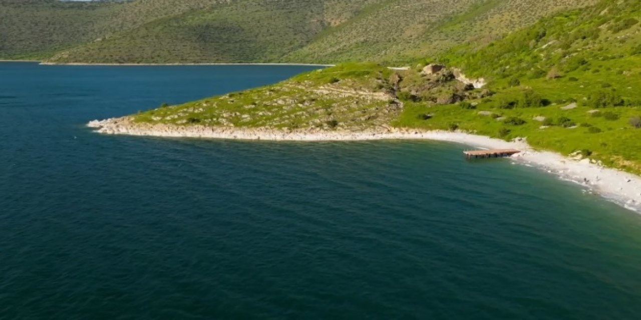 Yeşilin ve mavinin buluştuğu Van Gölü koyları baharın gelmesiyle canlandı