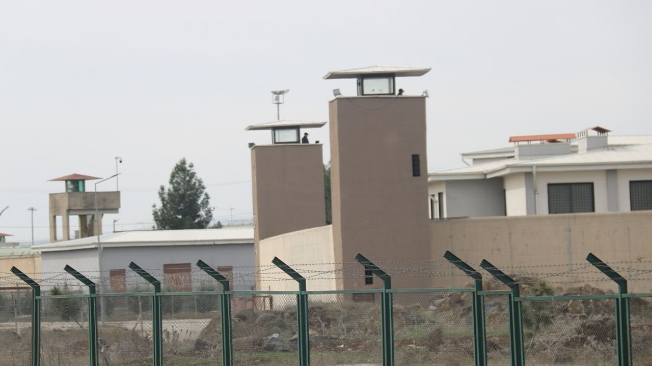 Diyarbakır Cezaevi'nde mahkum ve personeller zehirlendi