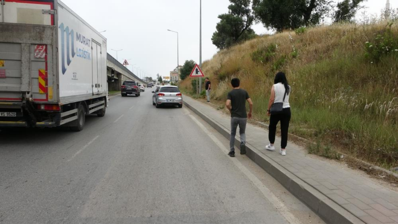 Alkollü vatandaş kendini aracın önüne attı