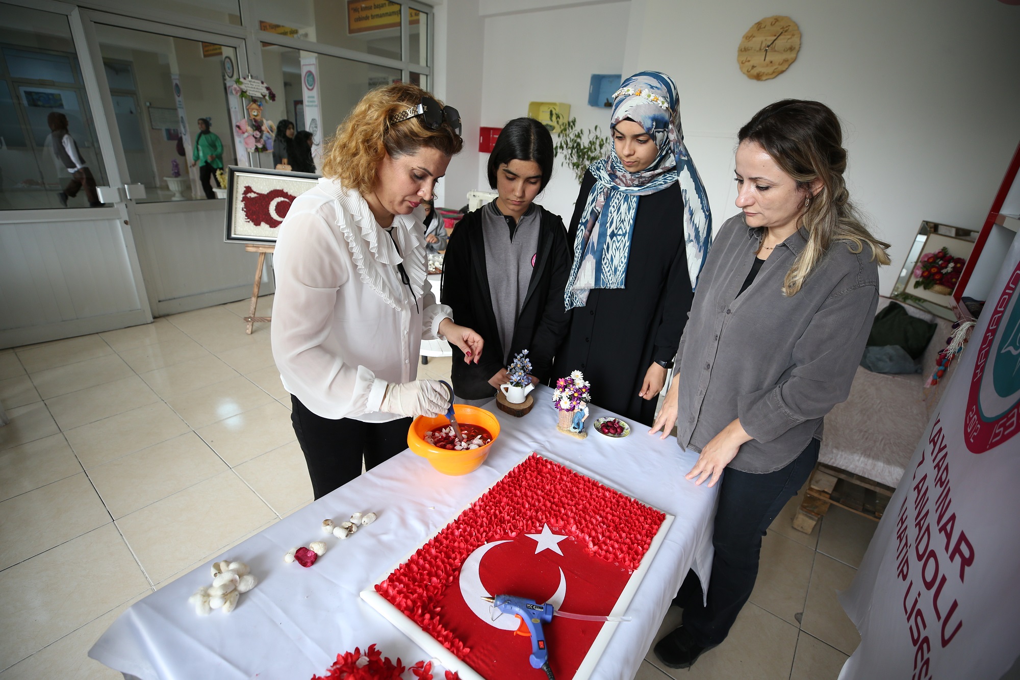 Diyarbakır'da atık malzemelerden elde edilen gelirle 20 üniversiteliye burs